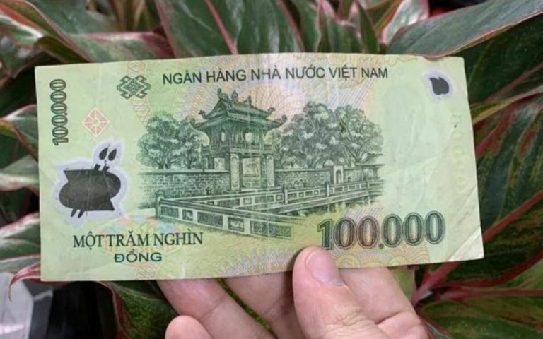 Mơ thấy nhặt được tiền 100 có ý nghĩa gì?